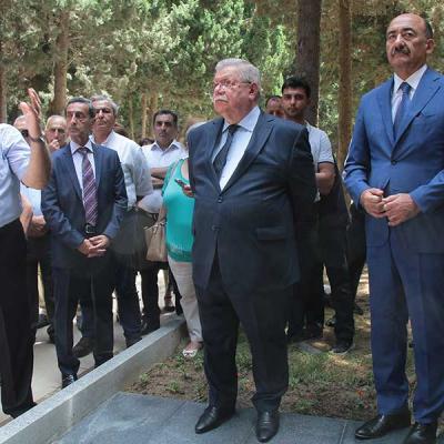 3Rejissor Hüseyn Ərəblinskinin qəbrüstü ziyarəti