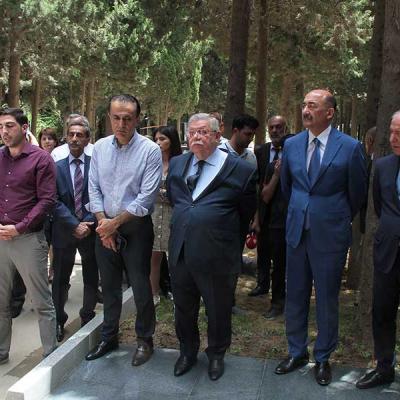 Rejissor Hüseyn Ərəblinskinin qəbrüstü ziyarəti