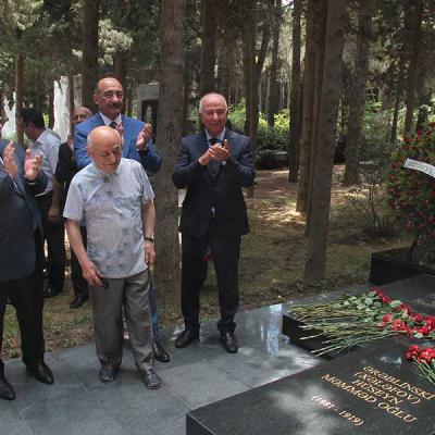 Rejissor Hüseyn Ərəblinskinin qəbrüstü ziyarəti