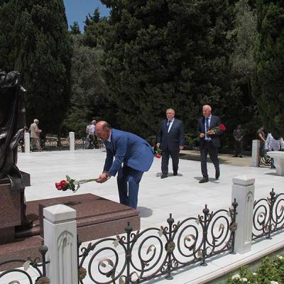 Rejissor Hüseyn Ərəblinskinin qəbrüstü ziyarəti